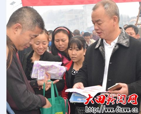 发放宣传品.jpg