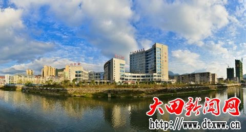位于均溪河畔的大田县中医院 陈德传摄.jpg