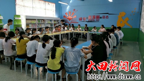 学生沉浸在阅读之中.jpg