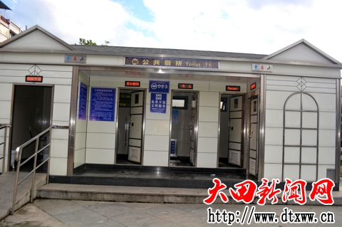 玉山桥另一侧的生态公厕.jpg